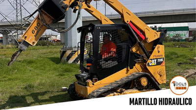 Minicargador con aditamento de martillo hidráulico para trabajos de demolición en obras de construcción en Toluca 
