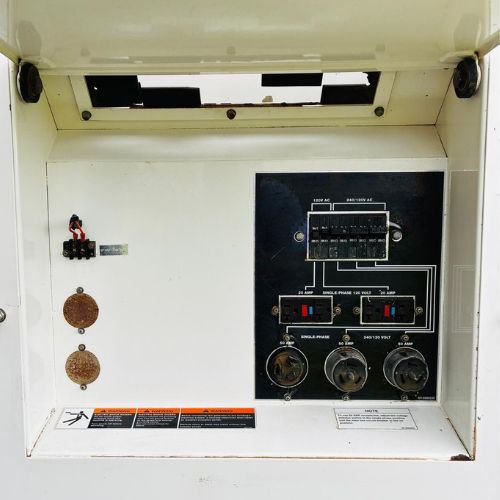 Vista trasera del generador MQ Power 70kVA con conexiones eléctricas