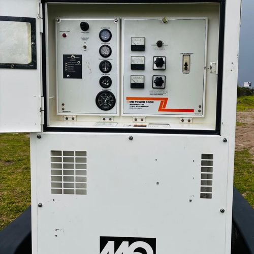 Generador diésel 70kVA con cabina insonorizada en uso