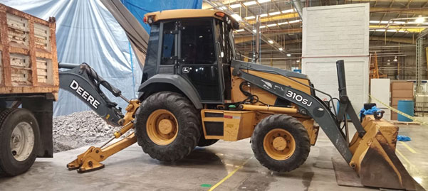 Retroexcavadora siendo utilizada para mantenimiento industrial en Toluca