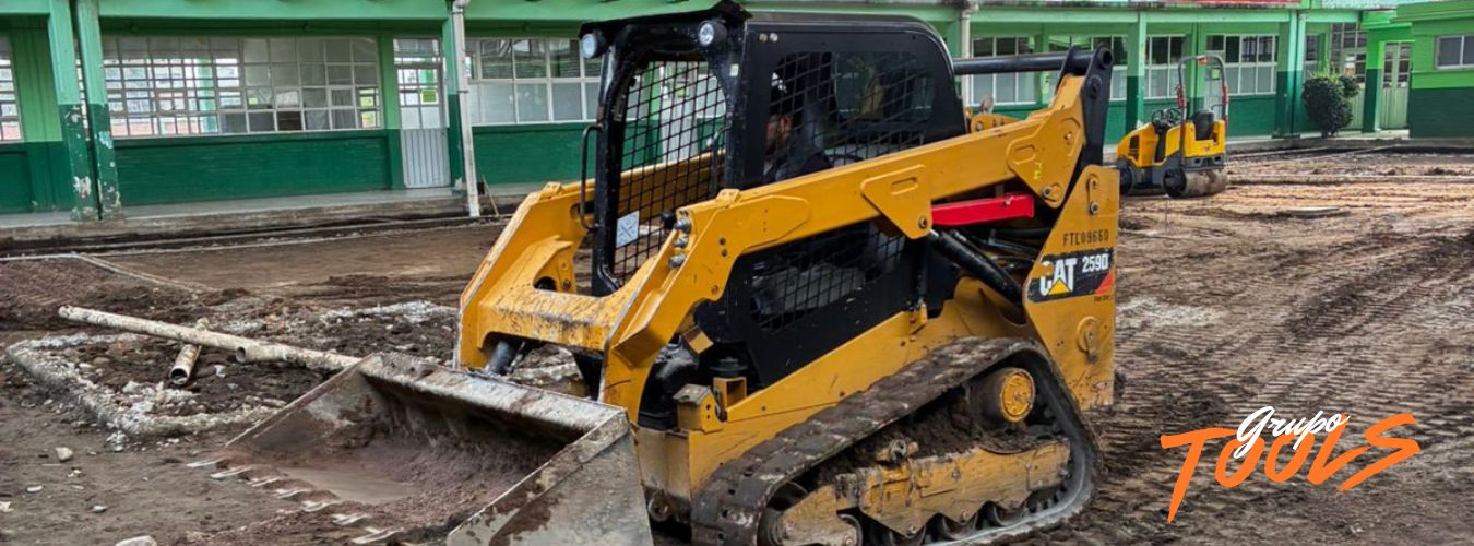 Minicargador Caterpillar rentado con oruga retirando escombro